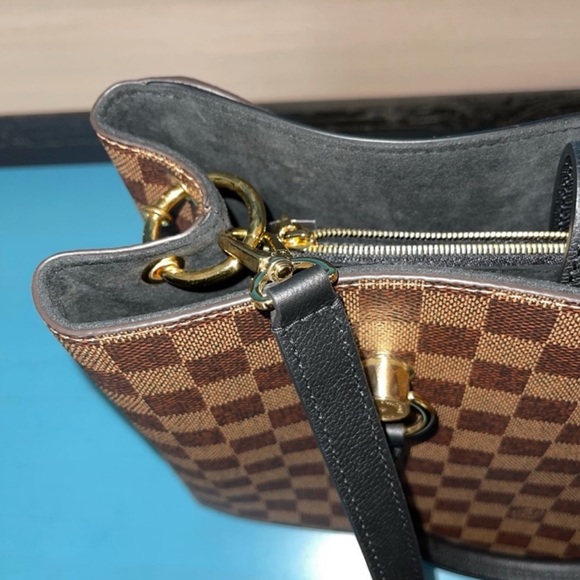 👜 Louis Vuitton Riverside Handbag 👜 MAKE AN OFFER! - Picture 13 of 16